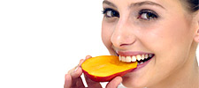woman-eating-fruits225